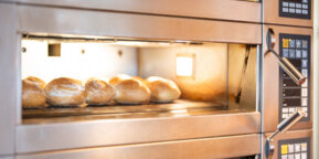Brötchen im Ofen der Bäckerei Sievert